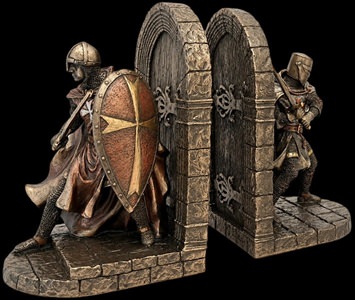 Nærbillede af tempelridderens ringbrynje og skjold med gyldent tempelridderkors på rød baggrund. Viser håndmalte detaljer og bronze-look